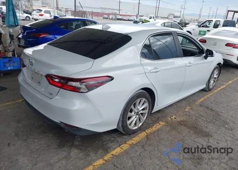 2022 Toyota Camry Le z USA, uszkodzony, nr VIN 4T1C11AK0NU069640